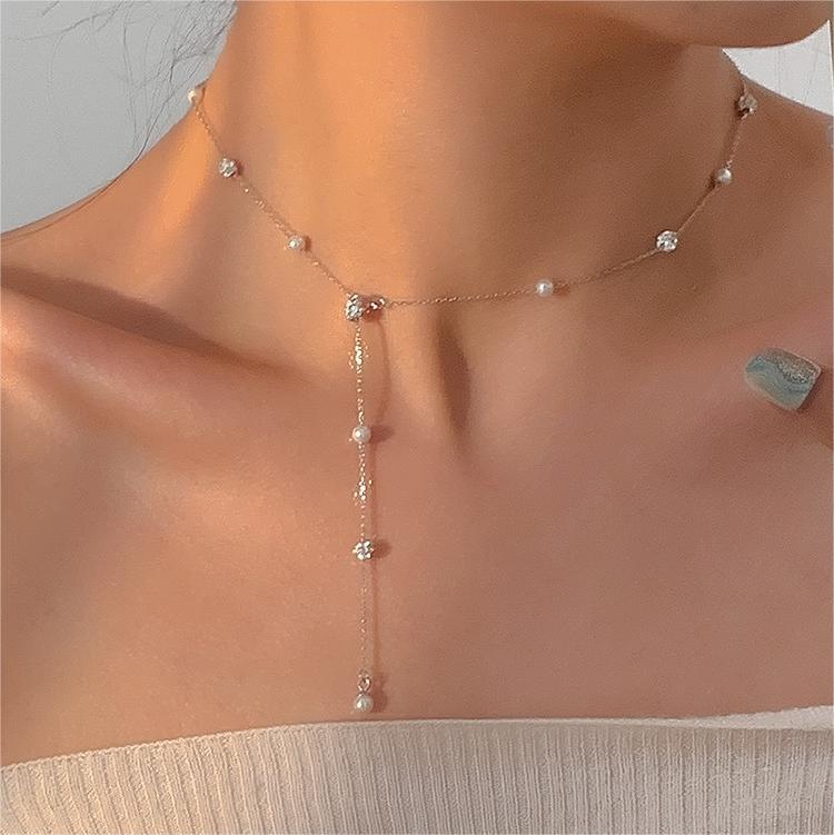 Collana da donna a pendente minimalista a Y in acciaio e titanio con nappina e finitura galvanizzata