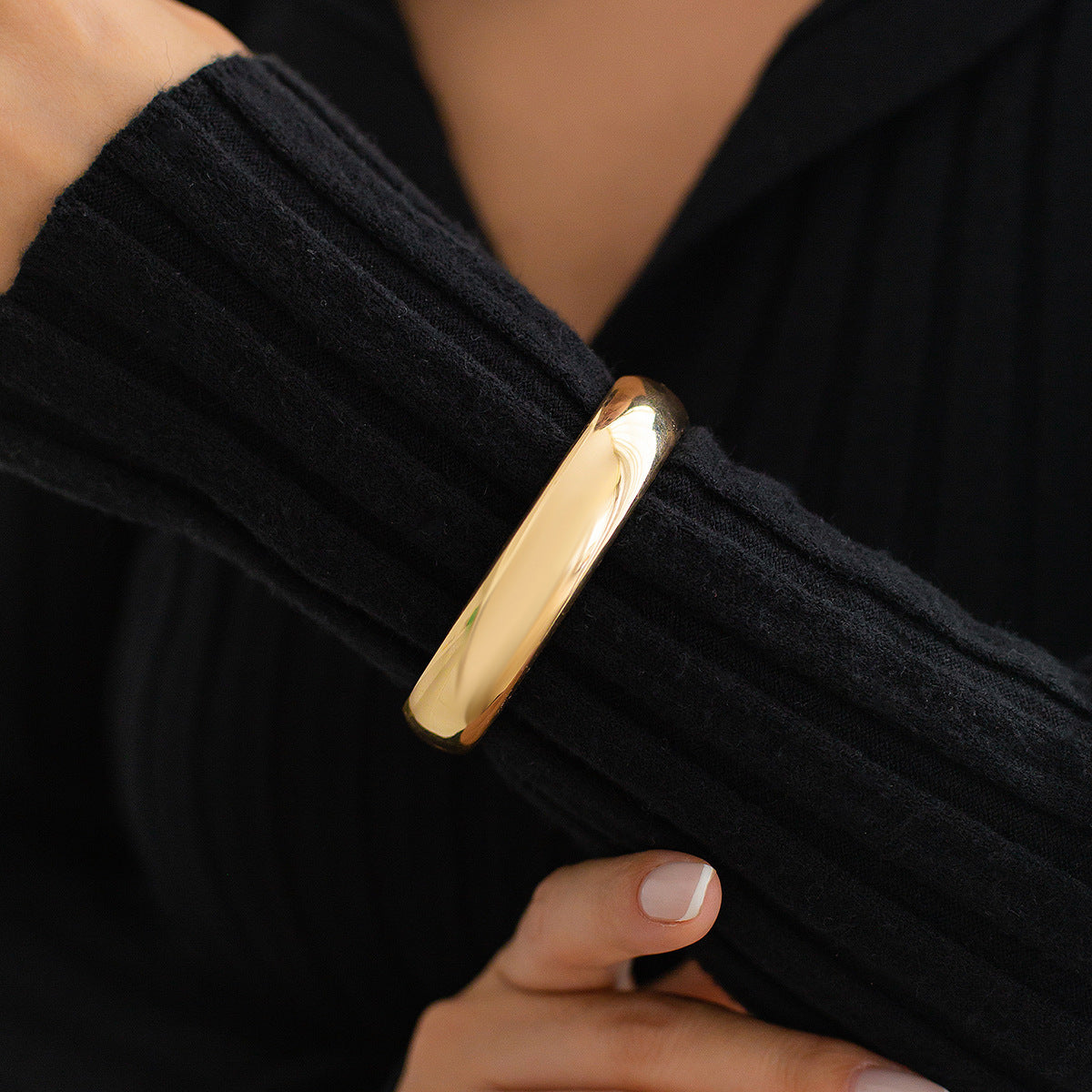 Bracciale rigido a molla lucidato in metallo liquido geometrico con texture decisa da donna