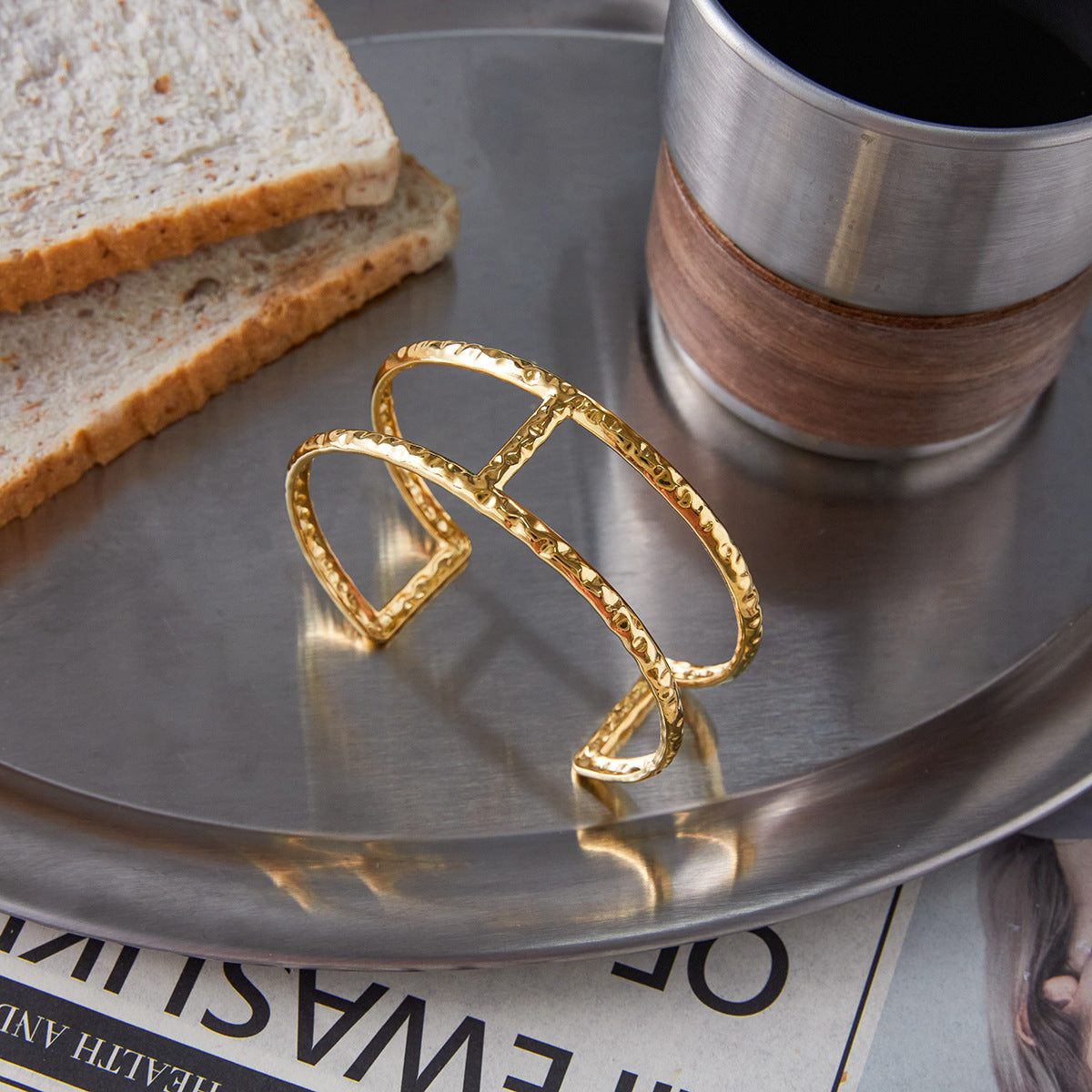 Bracciale a cerchio aperto in acciaio titanio a doppio strato da donna con finitura placcata, trama martellata geometrica minimalista