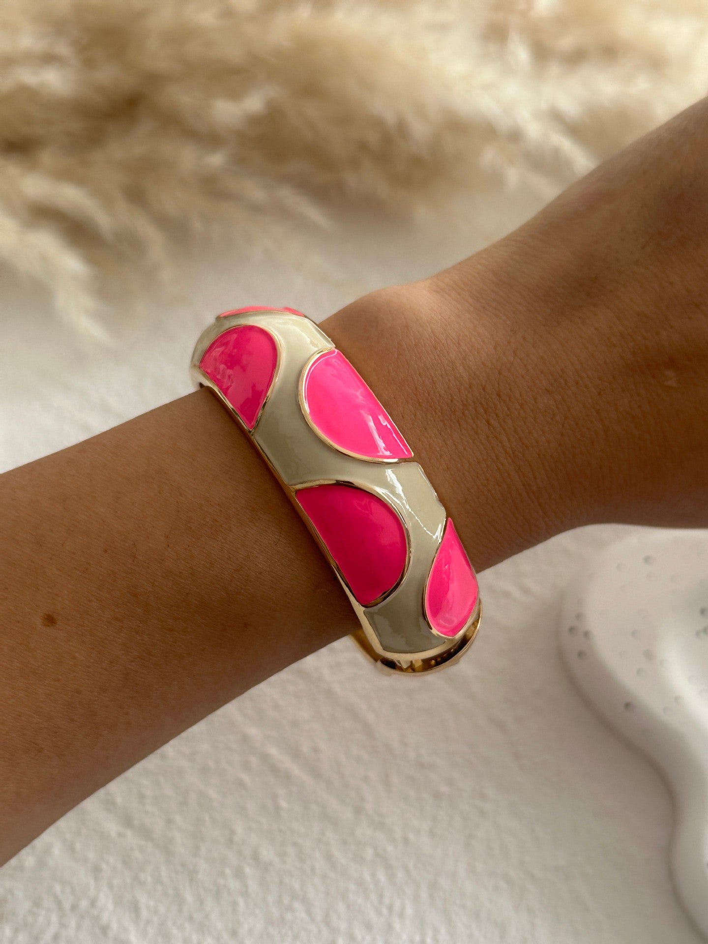Pulsera redonda geométrica de aleación chapada en esmalte rosa, de lujo para negocios