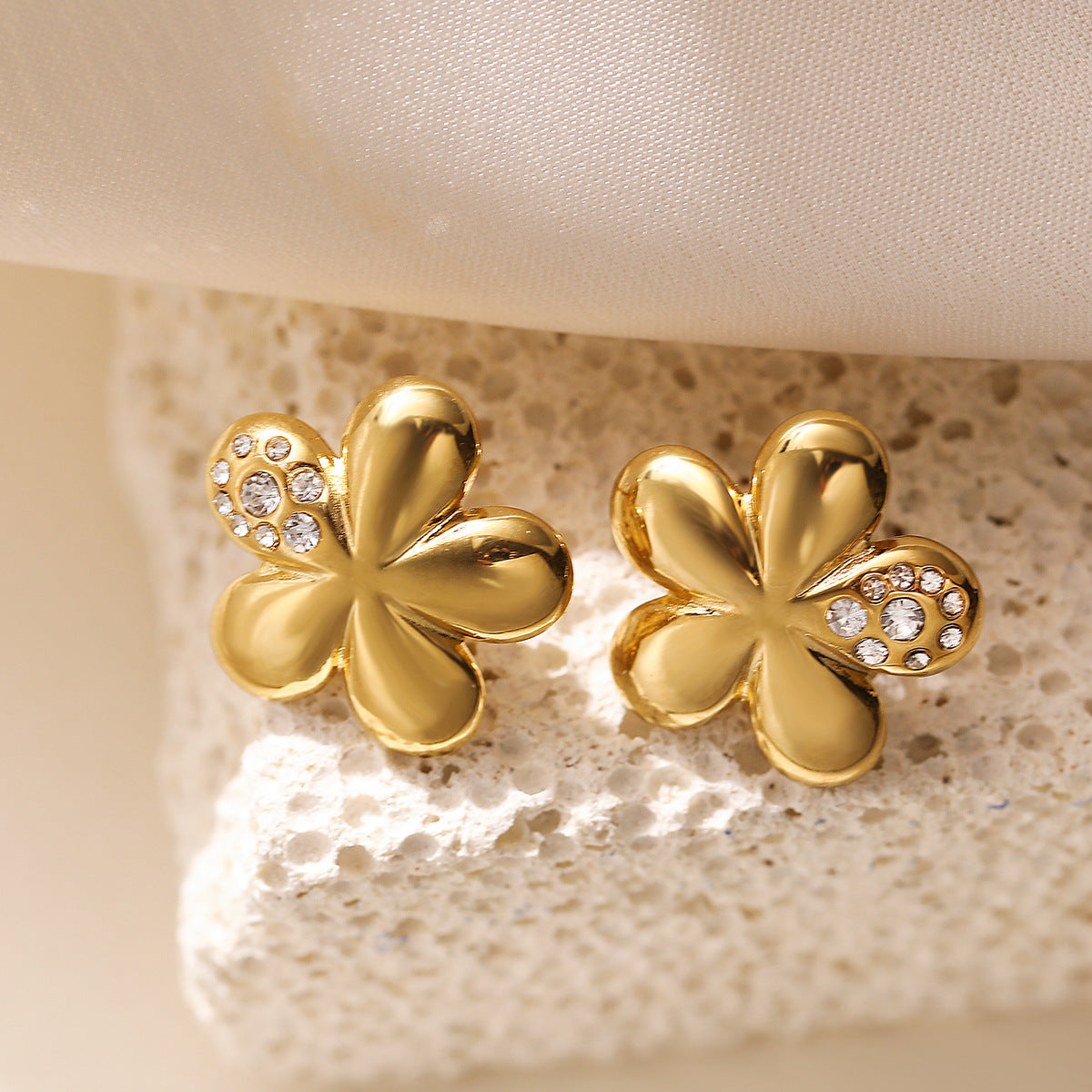 Orecchini Minimalisti in Acciaio Inossidabile a Forma di Fiore con Placcatura in Oro 18K e Zirconia Micro-Incastonata da Donna