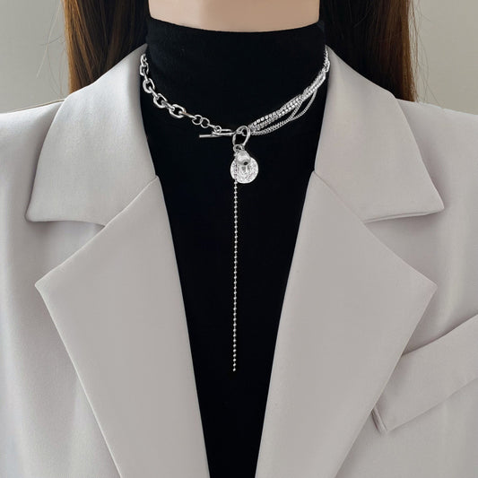 Collana da donna con chiusura a T in stile fumetto, con intarsi di strass e pendente di perle, in acciaio al titanio