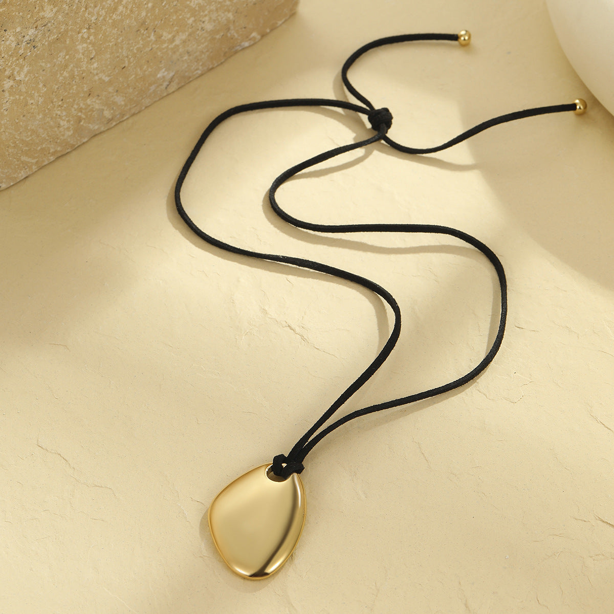 Collar Minimalista Geométrico Irregular de Acero Inoxidable con Colgante de Acero de Titanio Bañado en Oro de 18K
