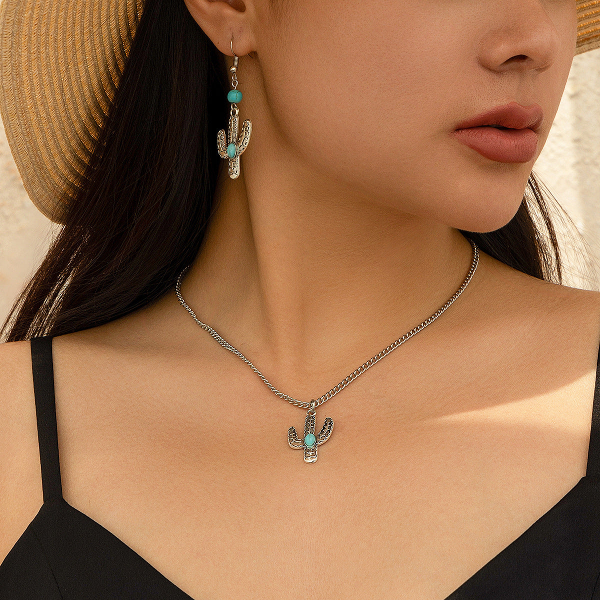 Collana Donna in Stile Etnico con Ciondolo Turchese e Palma, Forma Geometrica, Struttura in Lega, Incassatura Micro-Pavé, Catena a O