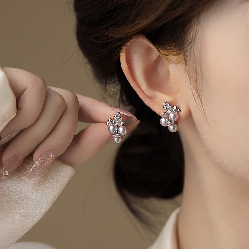 Elegantes aretes de perlas con diseño floral y detalles de pedrería en acero inoxidable para mujer
