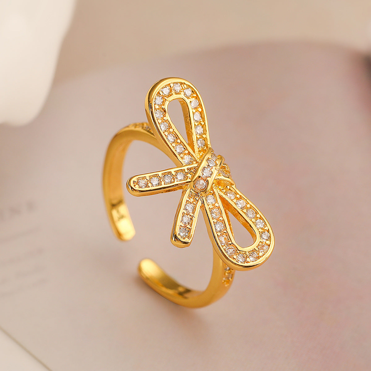 Anello in rame alla moda con placcatura in oro 18 carati e fiocco di zirconi, regolabile, con forma geometrica e incastonatura micro-pavé, da donna