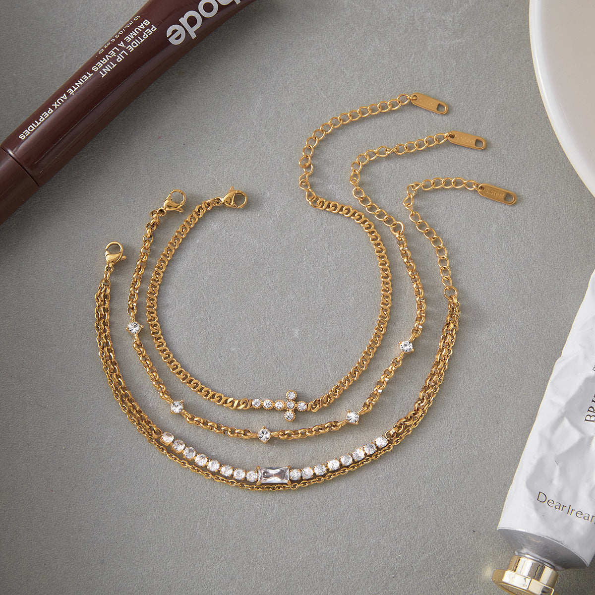Bracciale Minimalista Geometrico in Acciaio al Titanio con Intarsio di Strass per Donna, Accessorio Moda in Acciaio Inossidabile Placcato