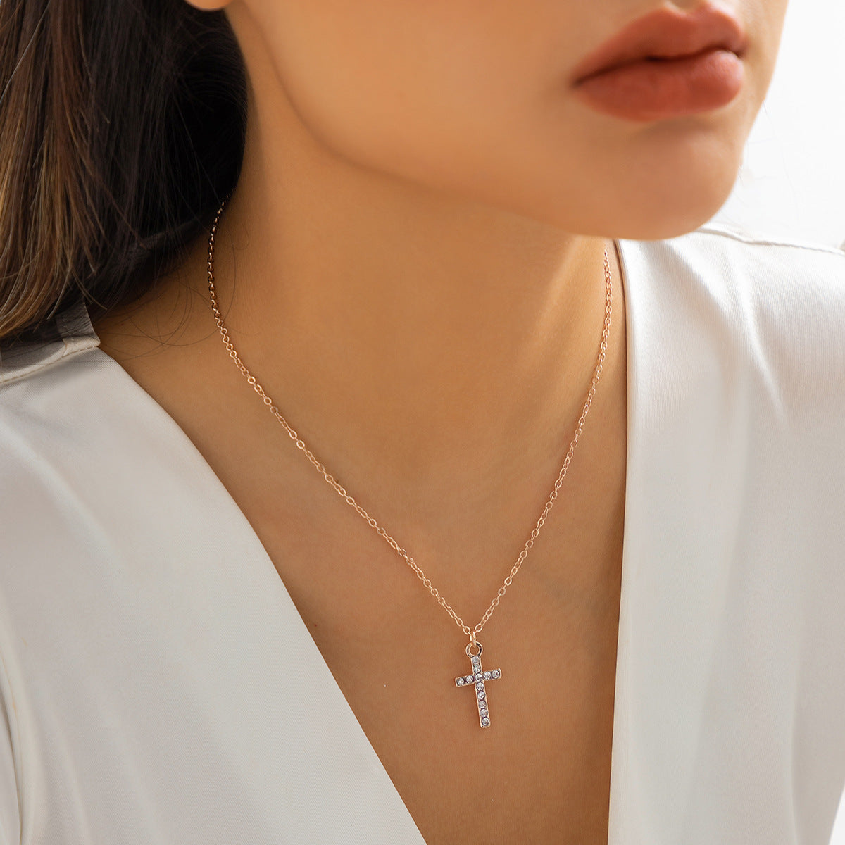 Collar con Colgante de Cruz Minimalista para Mujer con Aleación Galvanizada y Cadena Fina