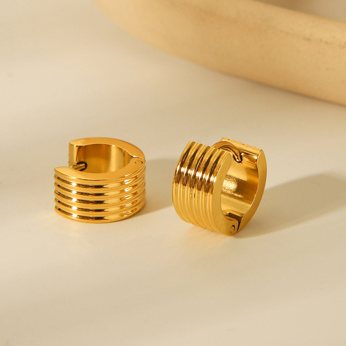 Orecchini da donna in acciaio inossidabile placcato oro 18 carati con design geometrico stile INS