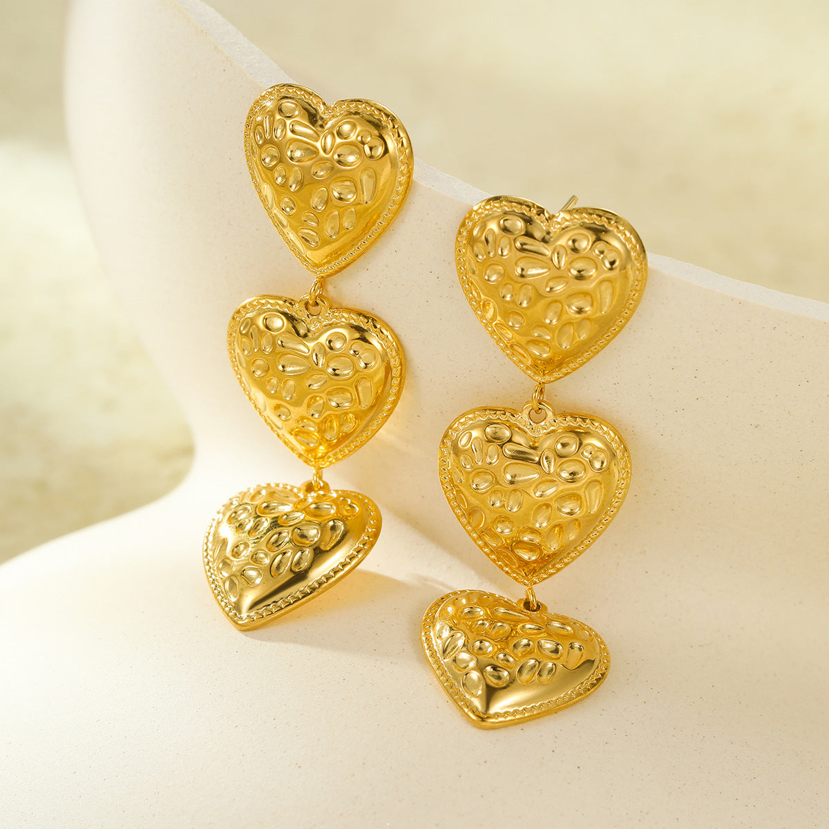 Orecchini pendenti da donna a cuore in acciaio inossidabile con texture martellata stile vintage e finitura placcata