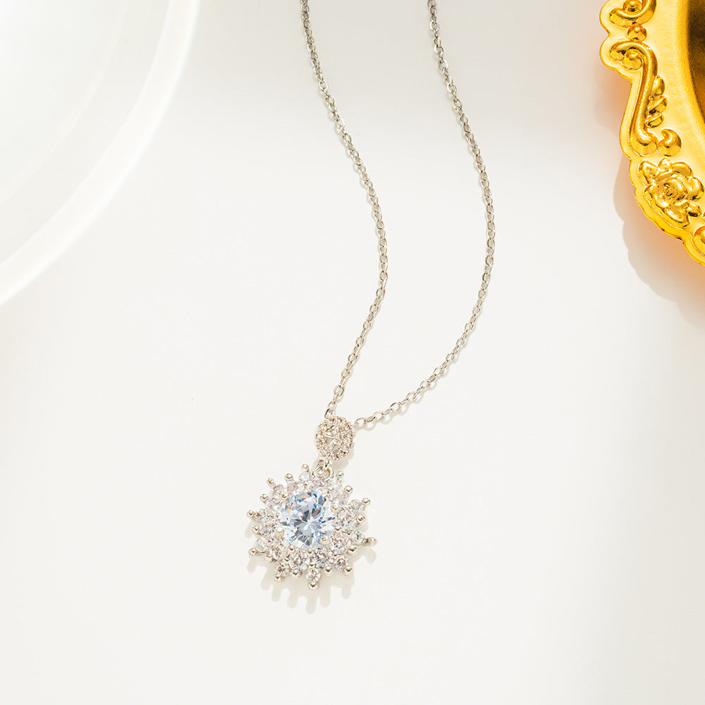 Collana di Lusso a Fiore in Cristallo Geometrico Dorato da Donna Realizzata in Acciaio al Titanio con Finitura Placcata