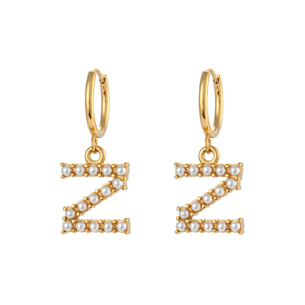 Orecchini a perno a forma di lettera dal design minimalista per donna in acciaio inossidabile con placcatura in oro 18 carati e dettagli in perle
