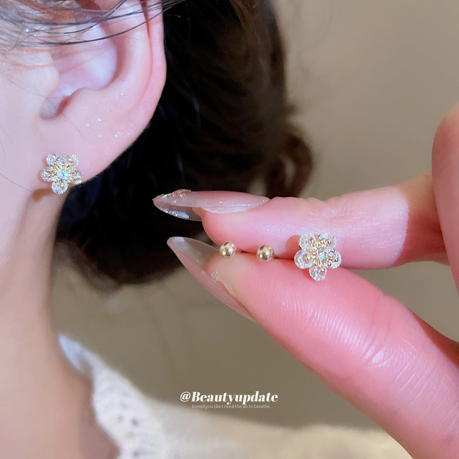 Juego de pendientes minimalistas de circonita floral para mujer con postes de acero inoxidable y base de cobre