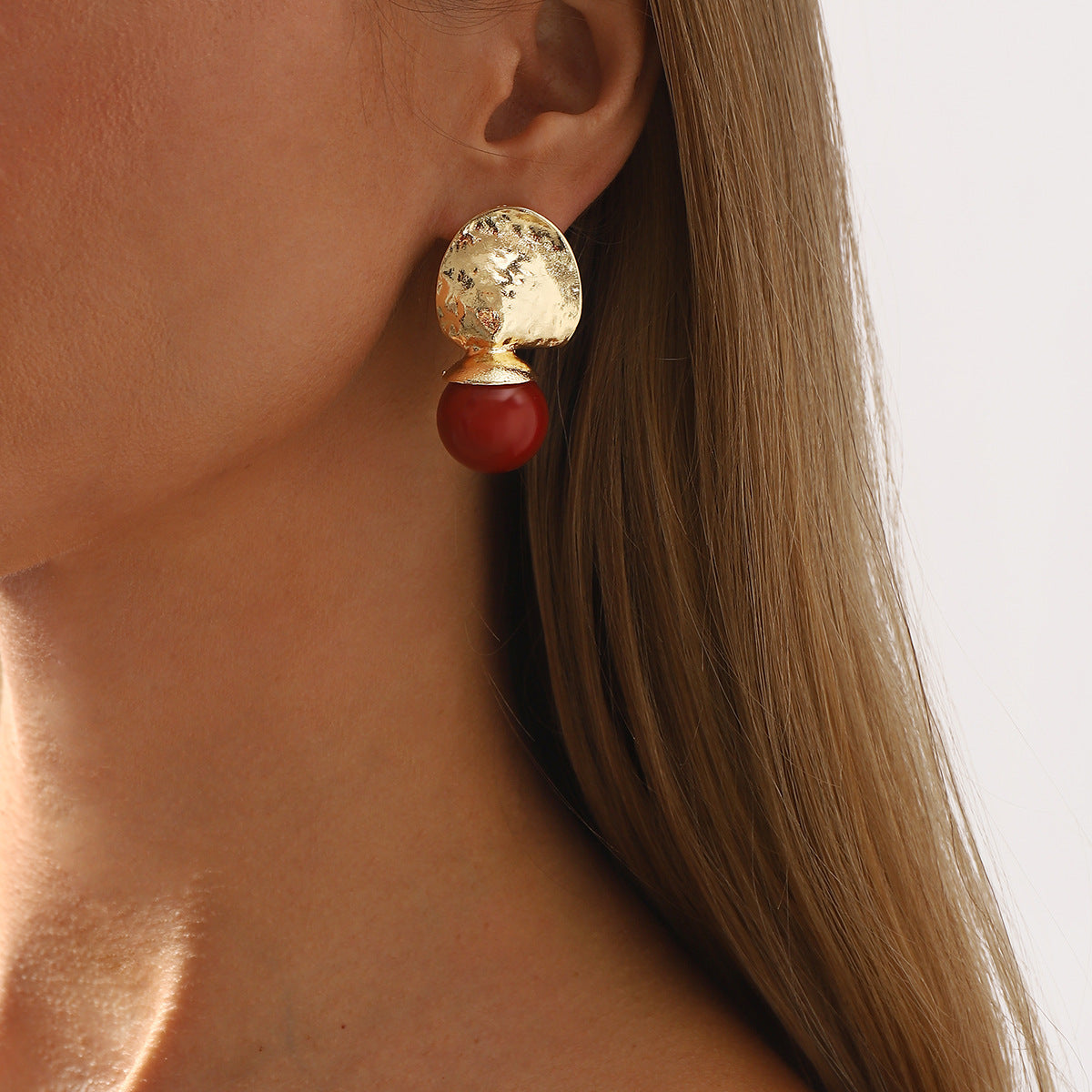 Orecchini con Texture Martellata Irregolare Geometrica in Lega con Perle Rosse da Donna
