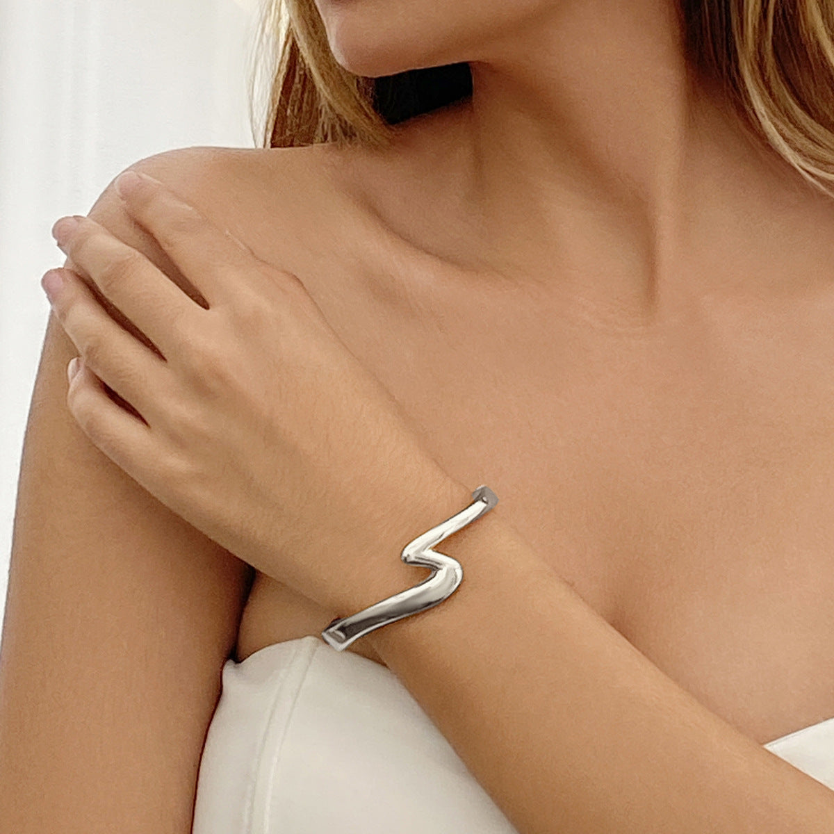 Bracciale a Molla Lucido a Forma di Z Geometrico Minimalista da Donna in Lega con Finitura Placcata