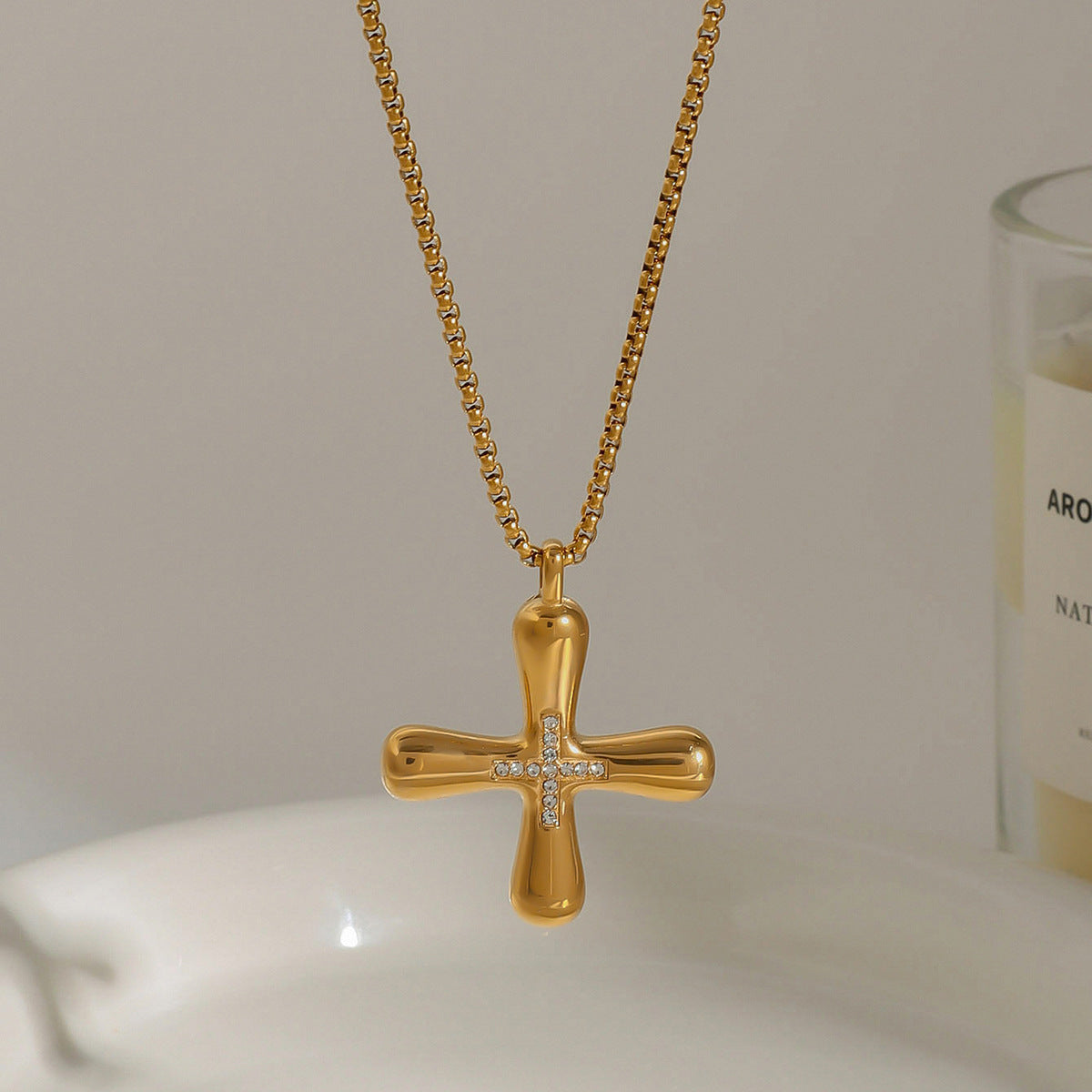 Collana Pendente a Croce Minimalista da Donna in Acciaio al Titanio con Intarsio di Strass e Finitura Placcata
