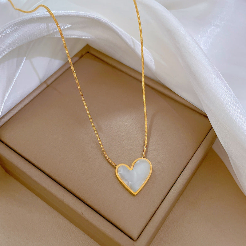 Collar con colgante de nácar en forma de corazón de acero de titanio minimalista para mujer con cadena tipo relicario chapada en oro