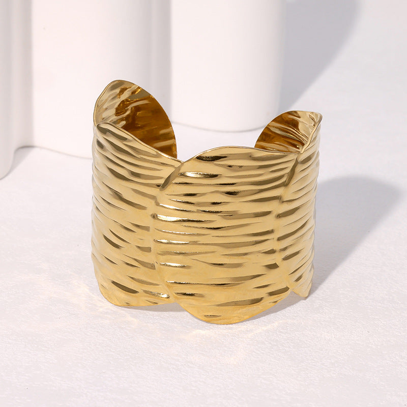Minimalist Geometric Cold-Tone Bracelet with Heart and Floral Motifs in Gold-Plated Stainless Steel for Women