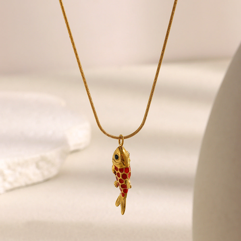 Collana con Pendente a Pesce Lussuosa e Minimalista in Acciaio Inossidabile con Placcatura in Oro 18K e Dettaglio in Smalto Rosso