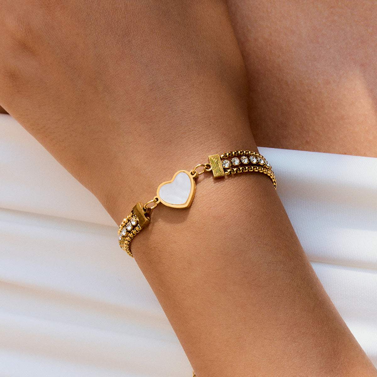 Elegante Bracciale Placcato in Acciaio Inossidabile a Forma di Cuore per Donne con Dettagli in Strass Gioielli di Lusso