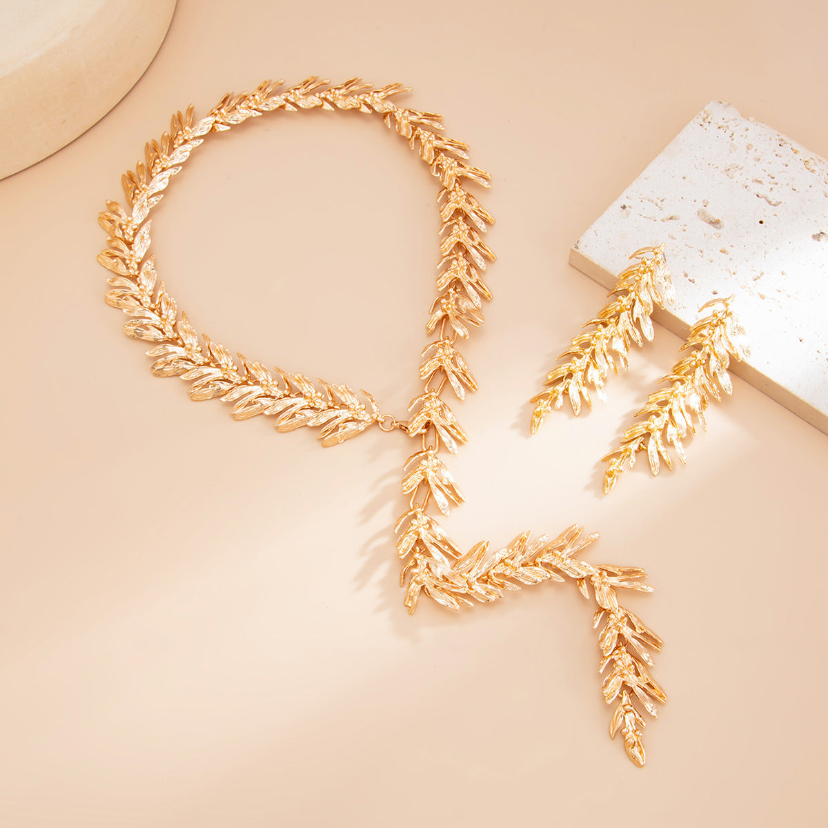 Vintage Luxury Leaf Plated Alloy Pendant Singapore Chain Necklace for Women