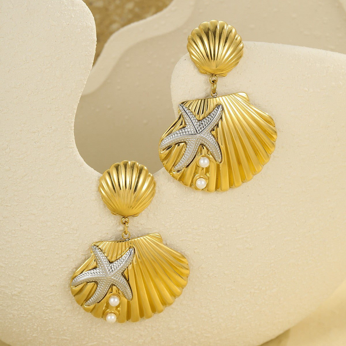 Pendientes, anillos y collar de acero inoxidable geométricos inspirados en el océano con chapado en oro de 18 quilates, textura de concha y detalles de estrellas