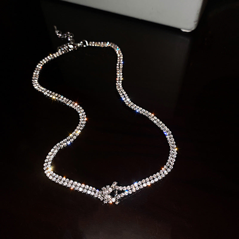 Collana con pendente a cuore a goccia in stile lusso con intarsio in strass in acciaio al titanio su catena in rame da donna