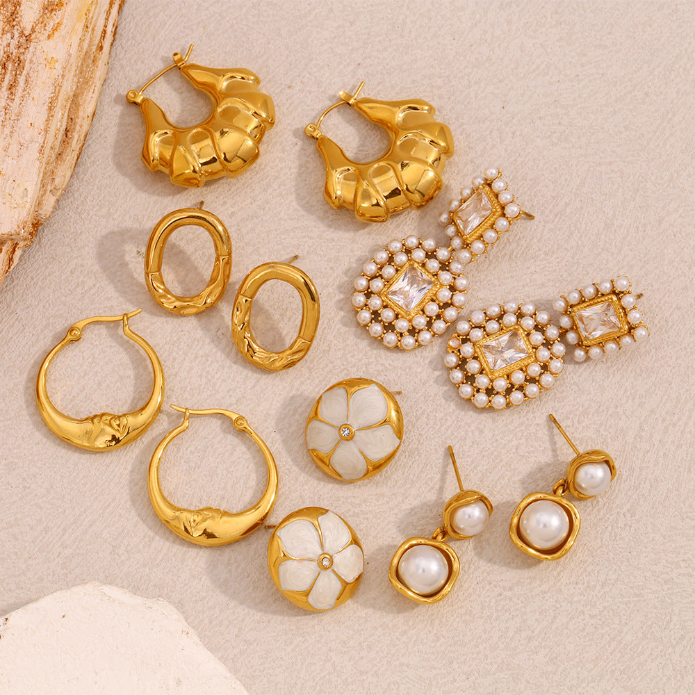 Collana Minimalista Elegante con Ciondolo Ovale Traforato a Motivi Floreali in Acciaio Inossidabile, Placcatura in Oro 18K e Accenti di Zirconi