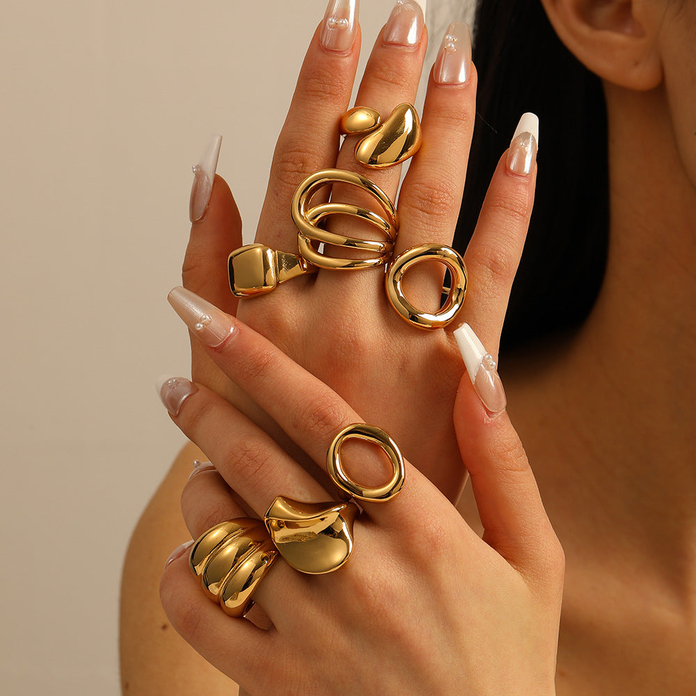 Anello Geometrico Intagliato in Acciaio al Titanio con Linee Accentate Placcate Oro 18K per Unisex