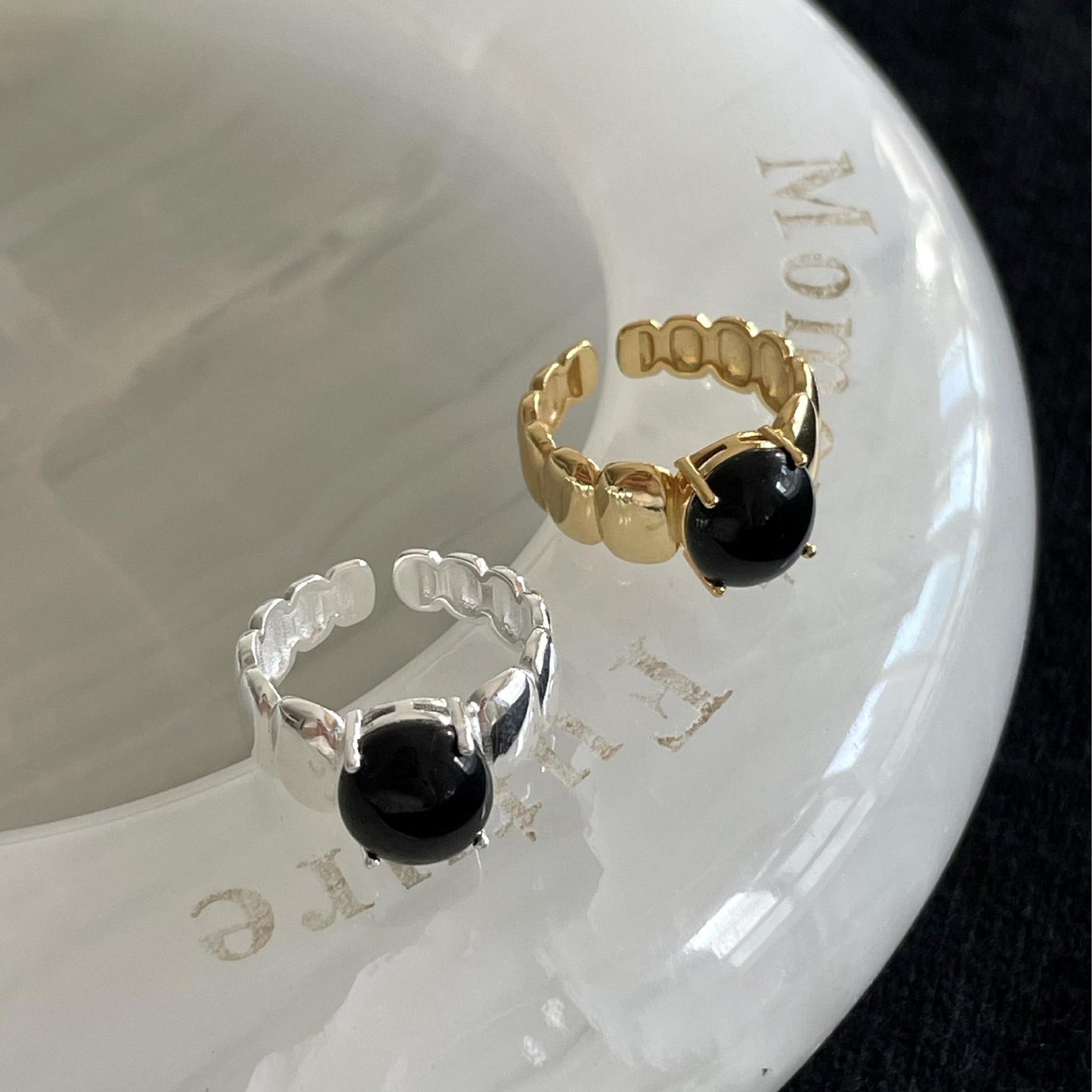 Anillo minimalista de ágata negra geométrica redonda de plata de ley 925 chapada para mujer