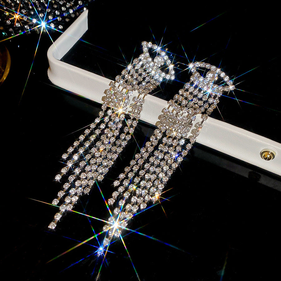 Pendientes colgantes geométricos elegantes en forma de rombo con incrustaciones de circonitas en base de cobre y postes de acero inoxidable para mujer