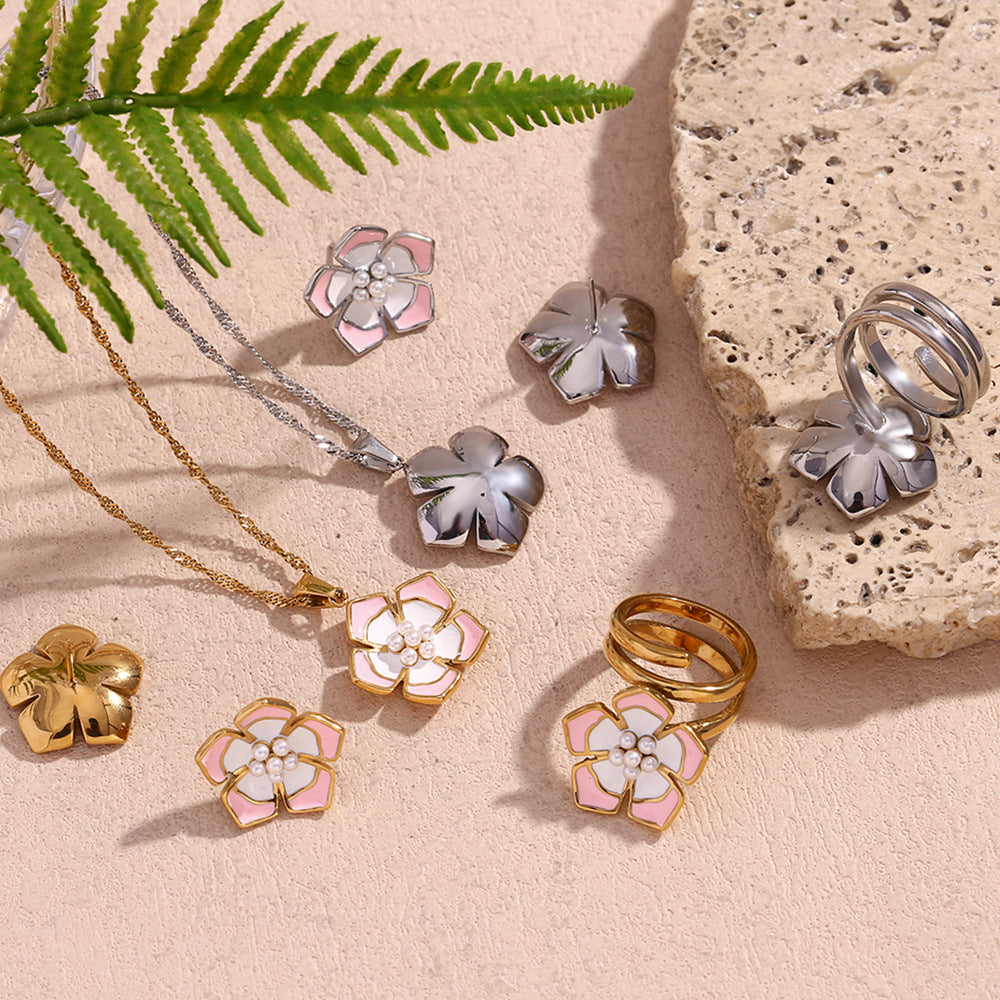 Collana pendente con petalo floreale alla moda da donna in acciaio inossidabile placcato oro 18 carati con dettagli in smalto