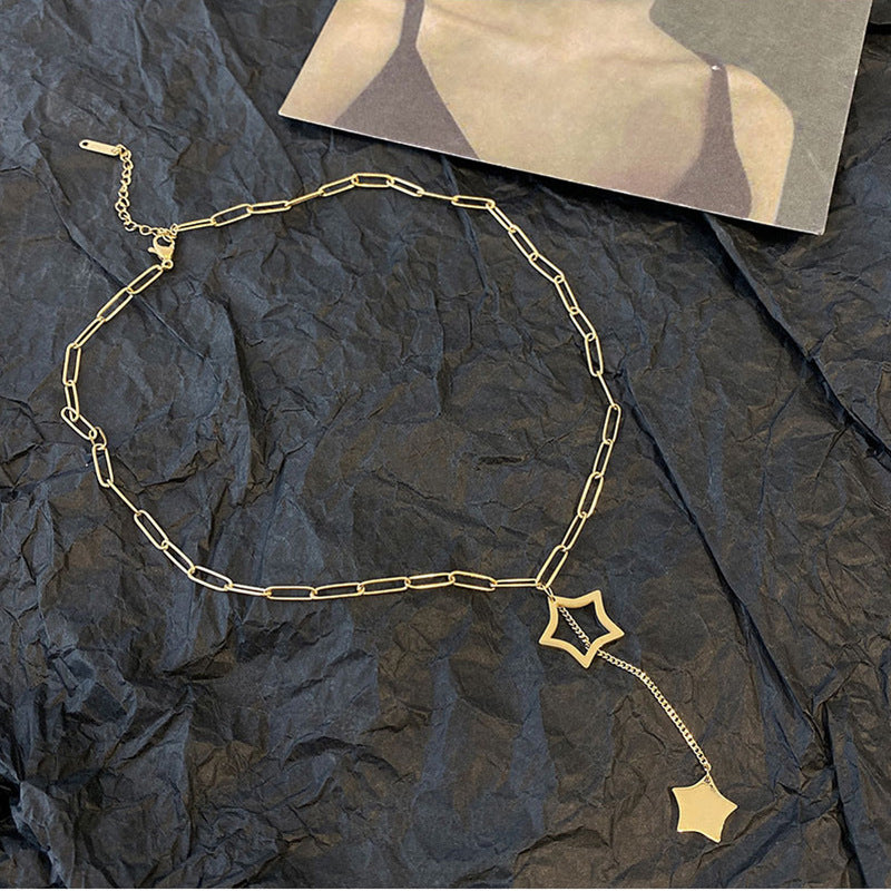 Collar minimalista con colgante de estrella hueca de cinco puntas con flecos en acero titanio con baño para mujer