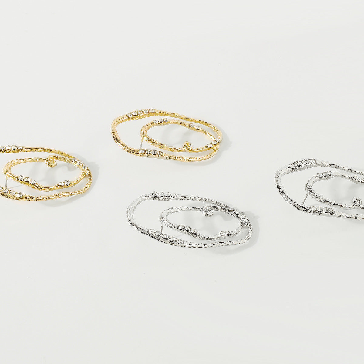 Pendientes de tuerca geométricos irregulares dulces y atrevidos con diamantes de imitación y acabado galvanizado para mujer