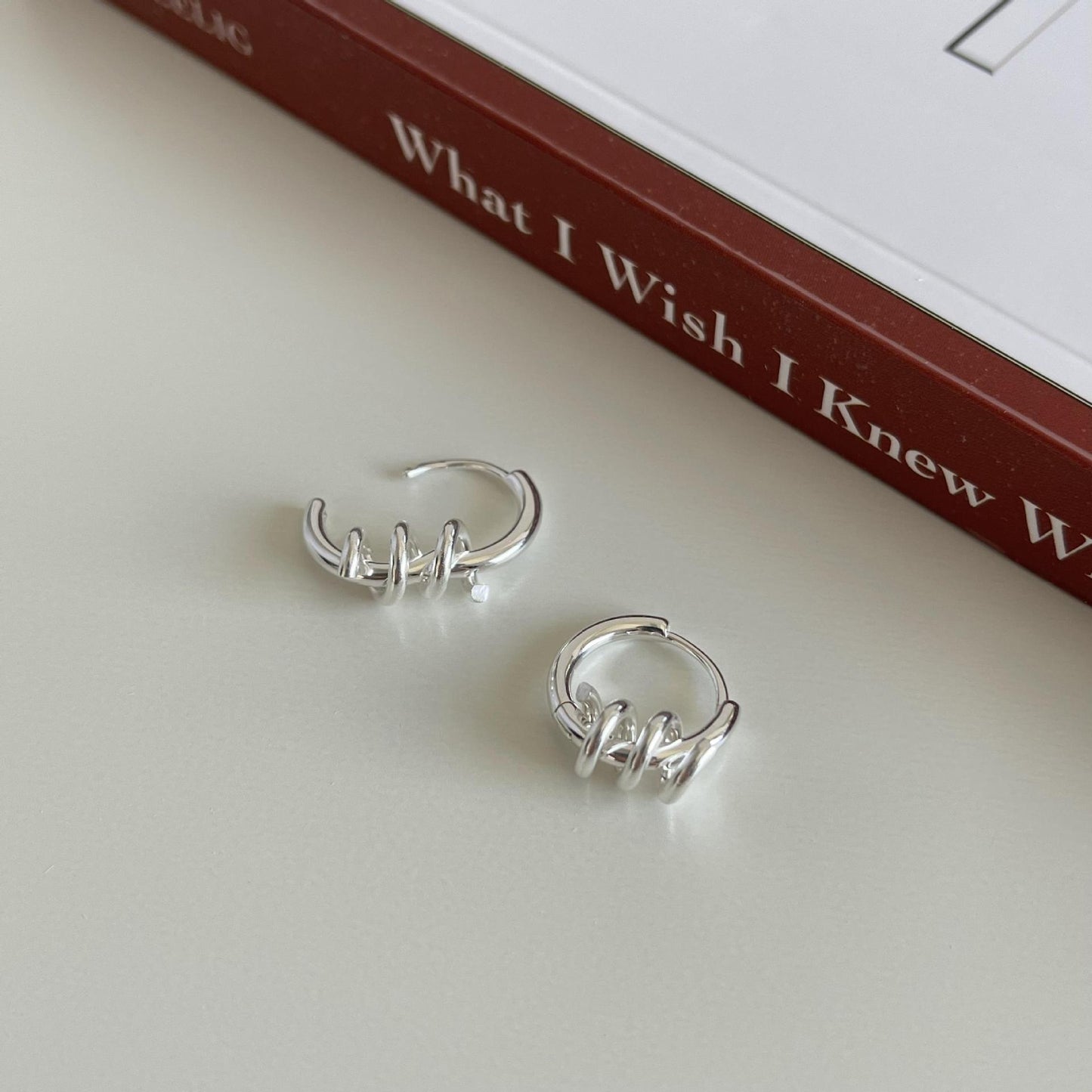 Minimalist Star-Shaped 925 Sterling Silver Hoop Earrings with Rotating Hinge and Spring Closure