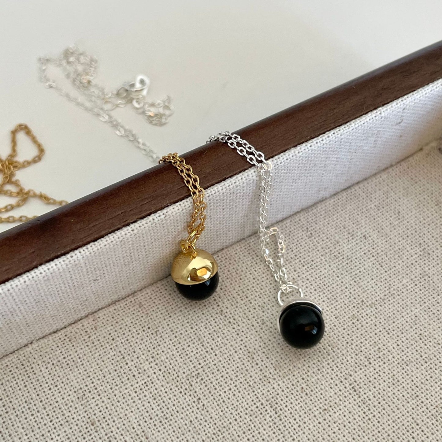 Collana minimalista con catena a maglie sferiche geometriche in argento sterling 925 con perla in agata nera