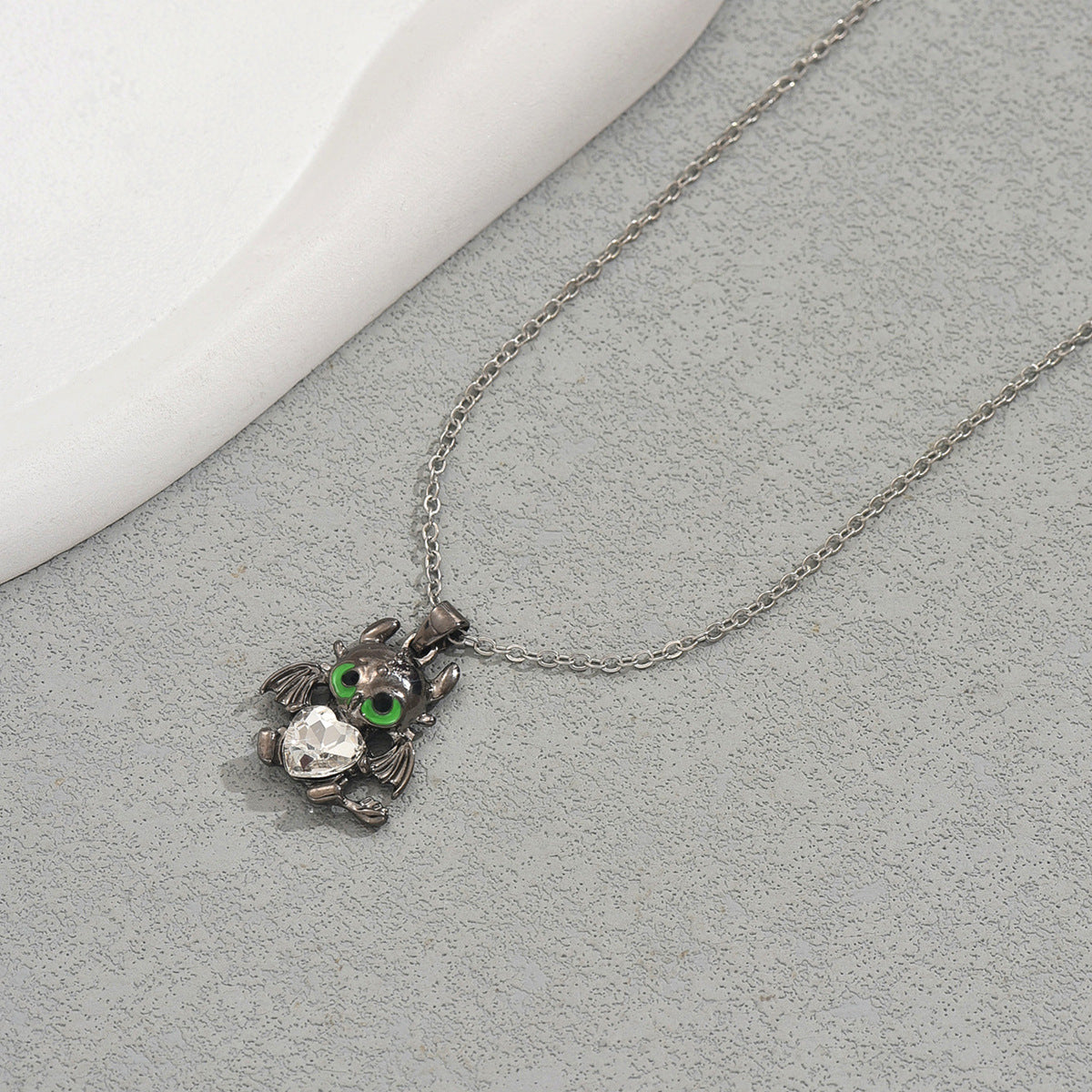 Collana con Ciondolo Bambola Demoniaca in Stile Gotico Scuro con Intarsi in Zircone in Rame, Design Geometrico a Forma di Cuore, Collana Lunga Unisex