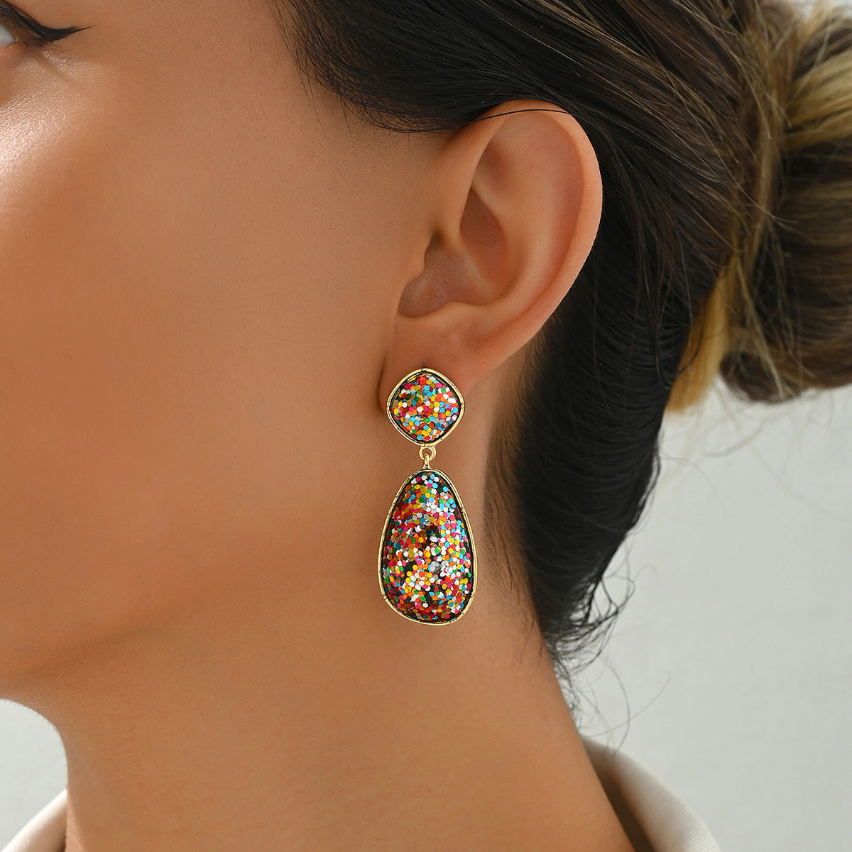 Pendientes minimalistas geométricos de aleación de zinc con circonitas y postes de acero inoxidable para mujer