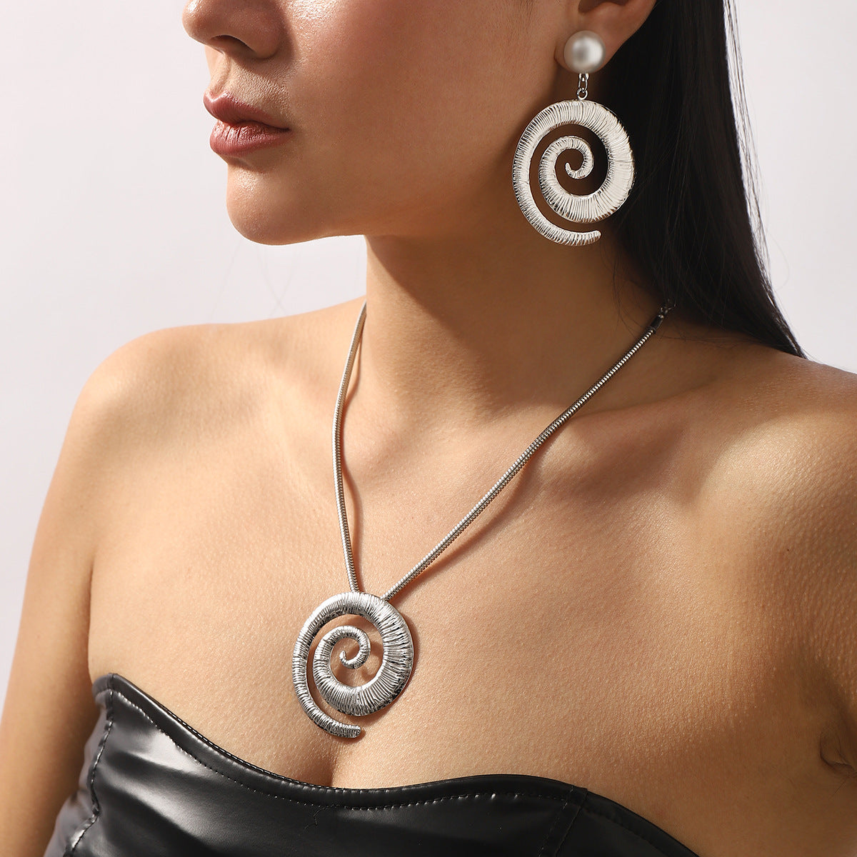 Collar con colgante de espiral geométrica para mujer, de aleación con acabado chapado, cadena de clavícula a la moda