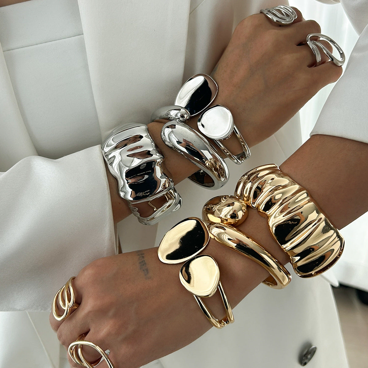 Bracciale rigido da donna in metallo con design geometrico e finitura elettrolitica, stile vintage