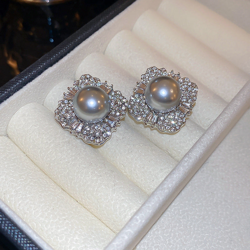 Elegantes pendientes florales de perlas con postes de plata chapados en oro para mujer