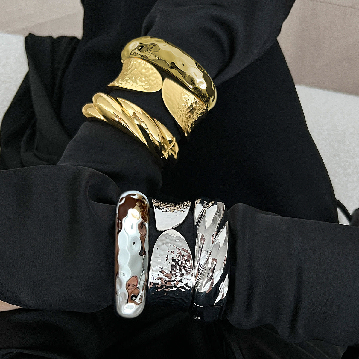 Bracciale da donna in lega elettrodeposita con design a forma di anello geometrico e chiusura a molla