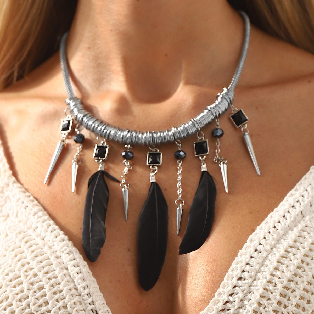 Collar con colgante de pluma estilo étnico vintage para mujer, con construcción de aleación de zinc y acabado chapado en cadena estándar