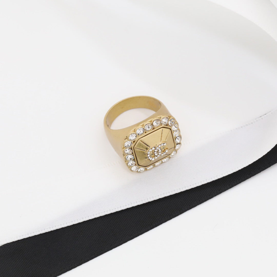 Anello da Donna Vintage Quadrato con Lettera in Ottone Placcato Oro con Strass Completi