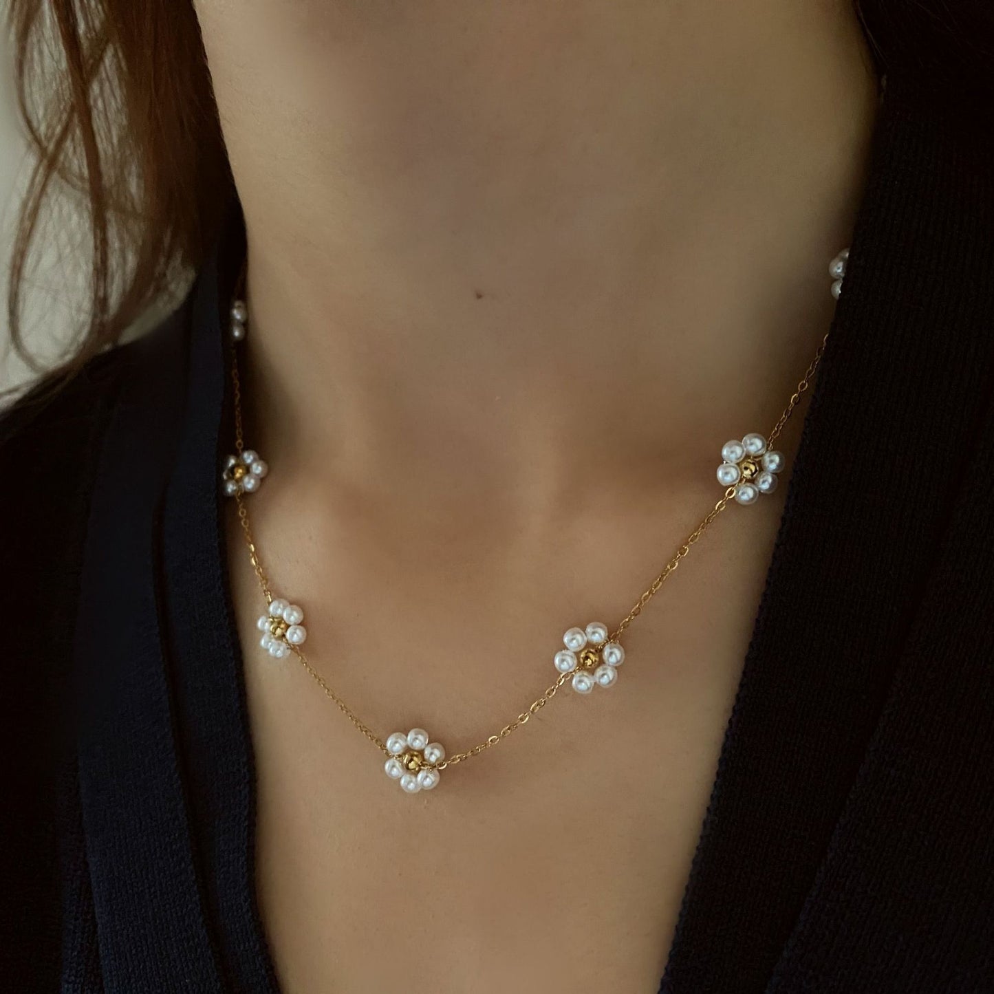Collar con Colgante Minimalista de Flor de Margarita en Acero Inoxidable con Acentos de Acero de Titanio y Acabado Chapado para Mujer
