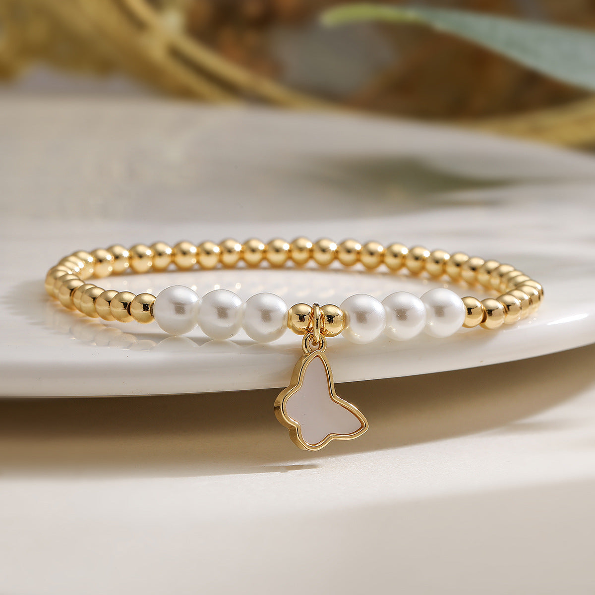 Fashion Minimalist Geometric Copper Bracelet with 18K Gold Plated White Shell Pendant and Pearl Beads for Women