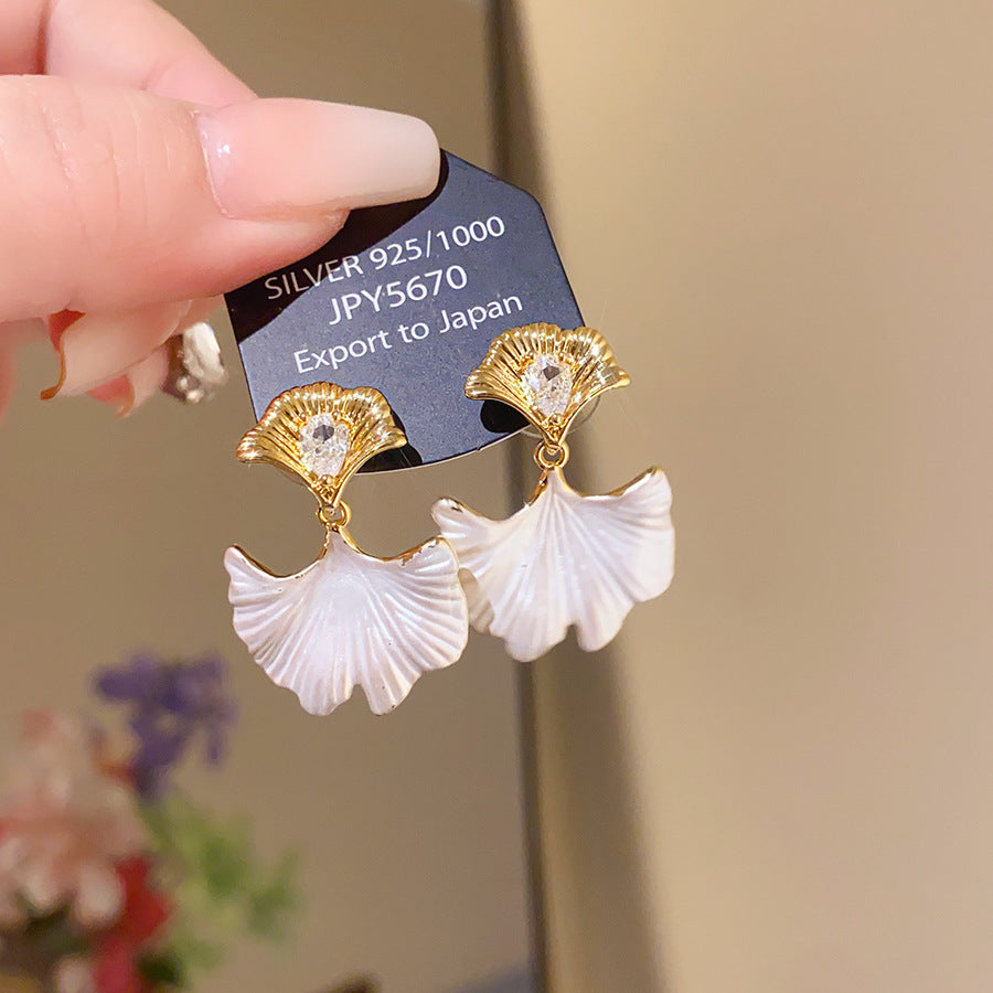 Elegantes aretes de flor con cristales y postes de acero enchapado para mujer
