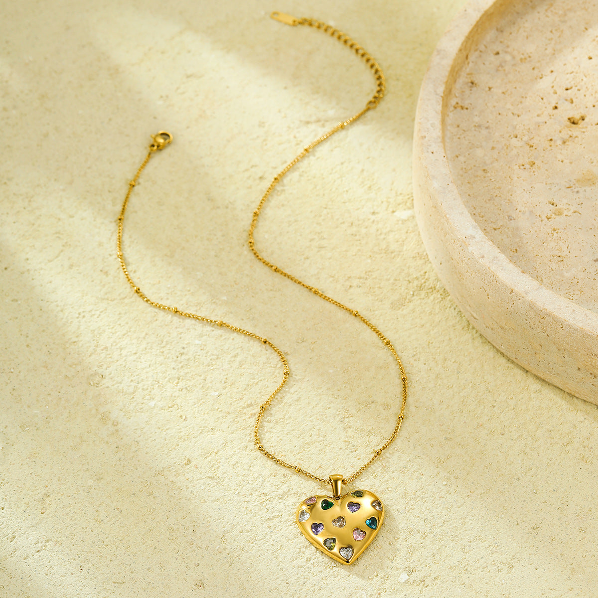 Collar de moda con colgante de acero inoxidable chapado en oro de 18 quilates en forma de corazón para mujer con incrustaciones de circonitas de colores