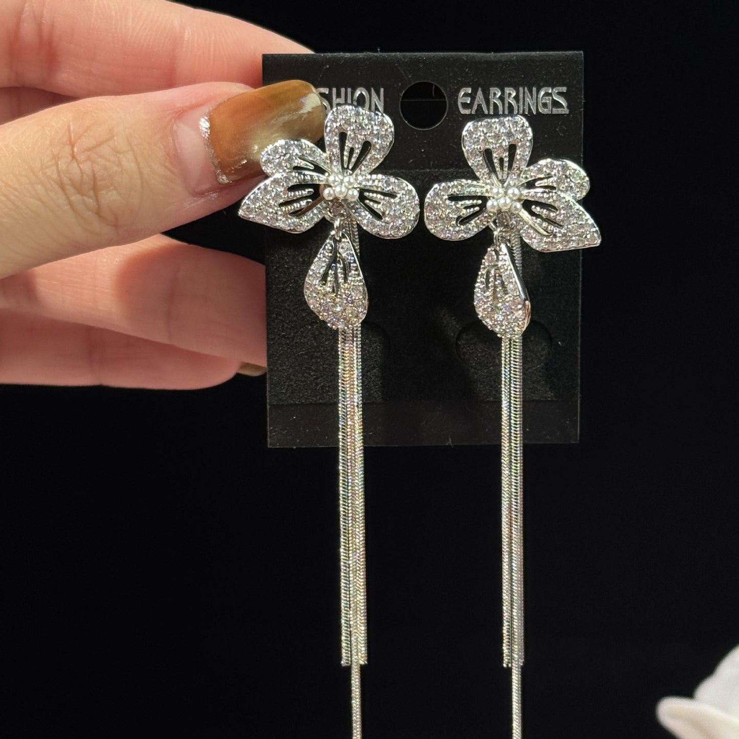 Orecchini Minimalisti Floreali con Intarsio in Zirconi su Perni in Acciaio Inossidabile per Donne Eleganti Leggeri Lussuosi Gioielli per Orecchie