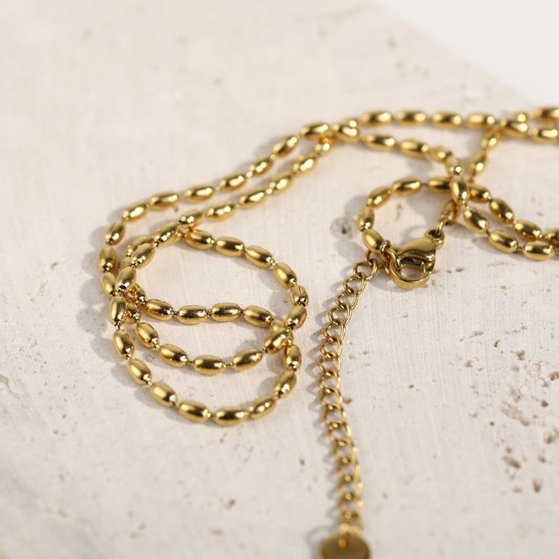 Collana da donna minimalista geometrica in acciaio al titanio galvanizzato con perle e catena liscia rotonda